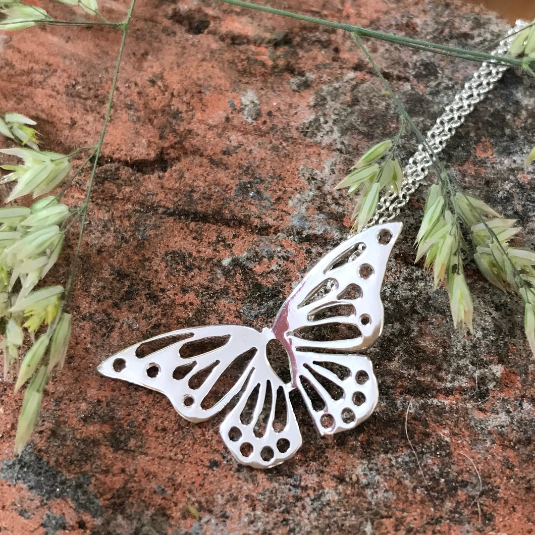 Sterling Silver Butterfly Féiliecán Pendant